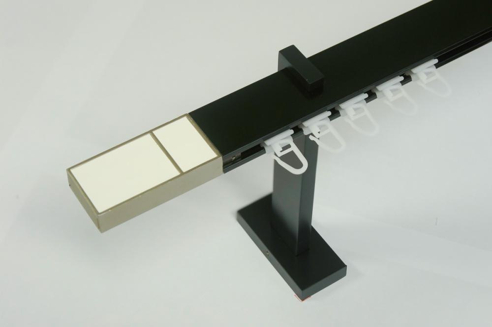 Garnýže SQUARE LINE černá jednořadá - BOSS bílá kůže