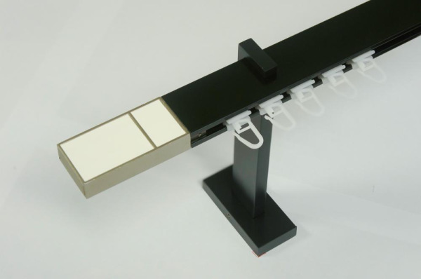 Garnýže SQUARE LINE černá jednořadá - BOSS bílá kůže