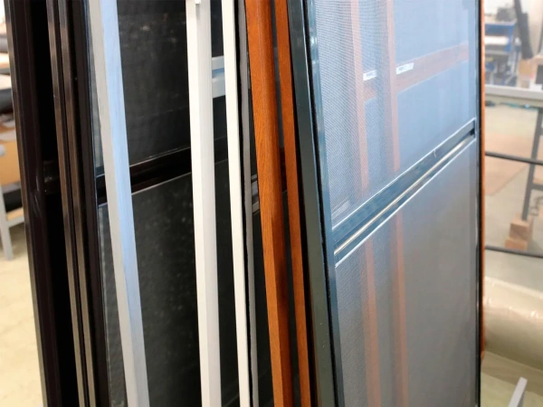 Sítě proti hmyzu na DVEŘE - pantové - renolit 14